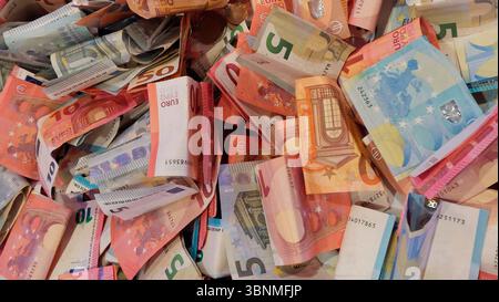 beaucoup de billets en euros pliés gisant dans une pile Banque D'Images