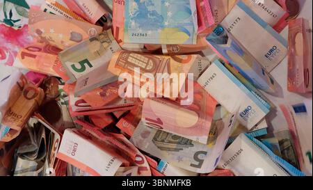 beaucoup de billets en euros pliés gisant dans une pile Banque D'Images
