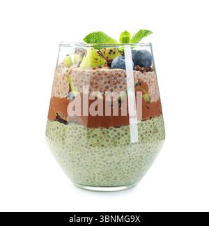 Délicieux pudding au chocolat aux graines de chia, kiwi, menthe et bleuets en verre isolé sur blanc Banque D'Images