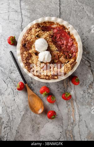 Été délicieux cabochon de fraise au chocolat avec la crème glacée gros plan dans le plat de cuisson sur la table. Vue de dessus verticale Banque D'Images