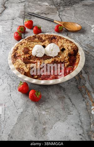 Été délicieux cabochon de fraise au chocolat avec la crème glacée gros plan dans le plat de cuisson sur la table. Vertical Banque D'Images