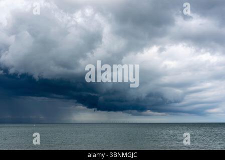 Des nuages de pluie épais et sombres se rassemblent au-dessus de la mer Baltique, Prerow, Mecklembourg-Poméranie occidentale, Allemagne Banque D'Images