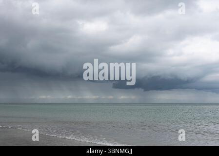 Des nuages de pluie épais et sombres se rassemblent au-dessus de la mer Baltique, Prerow, Mecklembourg-Poméranie occidentale, Allemagne Banque D'Images