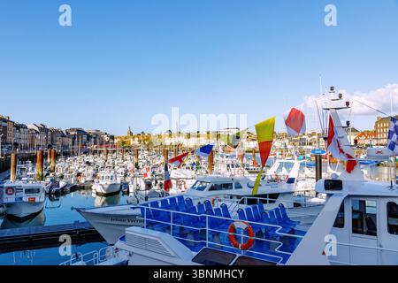 Port de plaisance avec des bateaux de pêche colorés et des yachts et chapelle de pèlerinage notre-Dame-de-Bonsecours sur la falaise orientale à Dieppe sur la Côte d'Albâtre (Côte d'Albätre) dans le département de Seine-maritime dans la région Normandie Banque D'Images