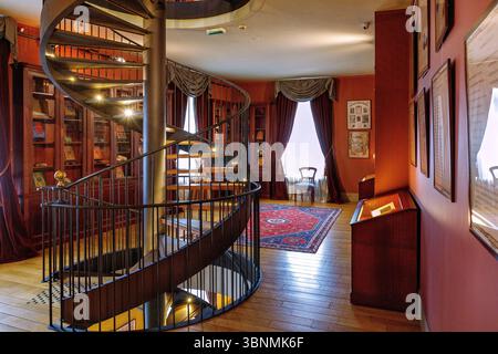 Salon et escalier à colimaçon de la Maison Jules Verne (Maison à la Tour, maison de Jules Verne) à Amiens dans le département de la somme dans la région hauts-de-France Banque D'Images
