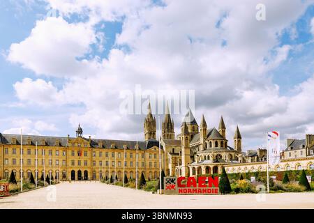 Abbaye aux hommes (abbaye des hommes, Hôtel de ville, Hôtel de ville) et église Saint-etienne (Saint-Etienne) avec nom de ville en lettres 3D à Caen dans le département du Calvados en Normandie Banque D'Images