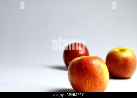 Ensemble de photos de pommes sur un fond blanc Banque D'Images