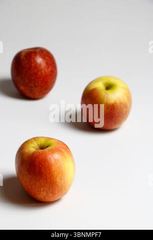 Ensemble de photos de pommes sur un fond blanc Banque D'Images