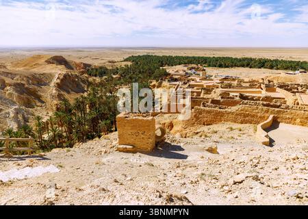 Oasis de montagne de Chebika avec vue sur les ruines de la vieille Chebika et oasis de palmiers, Tunisie Banque D'Images