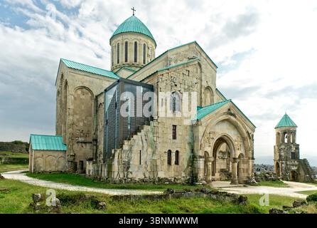 Éléments controversés de reconstruction moderne à la cathédrale de Bagrati Cathédrale de Bagrati, Cathédrale de Kutaisi, ancien site du patrimoine mondial de l'UNESCO, Kutaisi, Imeretia, Géorgie Banque D'Images