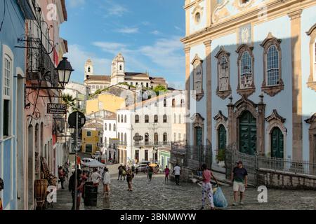 Touristes et façades d'une église et de vieux bâtiments sur la place Pelourinho, Salvador, Bahia, nord-est du Brésil Banque D'Images