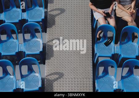 Berlin, Deutschland. 03 juillet 2025. Deux personnes sont assises sur un bateau touristique sur la Spree à Berlin dans la chaleur, le 3 juillet 2025. Crédit : dpa/Alamy Live News Banque D'Images