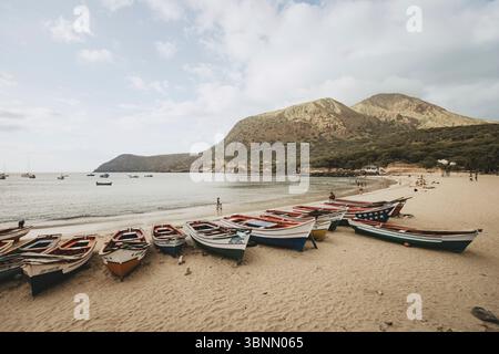 Bateaux de pêche sur la plage de Tarrafal, Cap Vert, Afrique de l'Ouest Banque D'Images