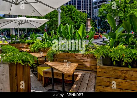 Montréal, Québec - 26 août 2021 : patios de restaurant dans la vieille ville de Montréal Banque D'Images