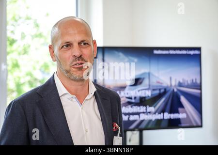 Brême, Allemagne. 03 juillet 2025. Sven Eisfeld, directeur général Allemagne chez Hellmann Worldwide Logistics, intervient lors d'un événement de presse pour présenter le projet « Best Practice e-Mobility in Heavy transport » dans les locaux de la société de transit Hellmann à Brême. Dans le cadre du programme de financement KsNI du gouvernement fédéral, un projet de camions électriques sera présenté à Brême dans lequel les camions électriques sont alimentés par de l'électricité autoproduite. Crédit : Focke Strangmann/dpa/Alamy Live News Banque D'Images
