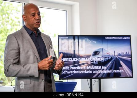 Brême, Allemagne. 03 juillet 2025. Jonathan Adeoye, COO Road Germany and Western Europe chez Hellmann Worldwide Logistics, intervient lors d'un événement de presse pour présenter le projet « Best Practice e-Mobility in Heavy transport de marchandises » dans les locaux de la société d'expédition Hellmann à Brême. Dans le cadre du programme de financement KsNI du gouvernement fédéral, un projet de camions électriques sera présenté à Brême dans lequel les camions électriques sont alimentés par de l'électricité autoproduite. Crédit : Focke Strangmann/dpa/Alamy Live News Banque D'Images