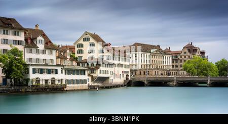 Suisse, Zurich, Limmat avec Schipfe et le pont Rudolf Brun Banque D'Images