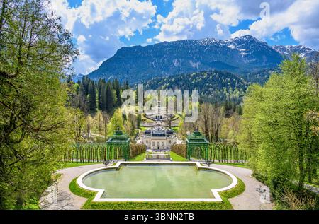 Allemagne, Bavière, Ammergau, Ettal, district Linderhof, parc du château avec château Linderhof, vue depuis le pavillon de musique Banque D'Images