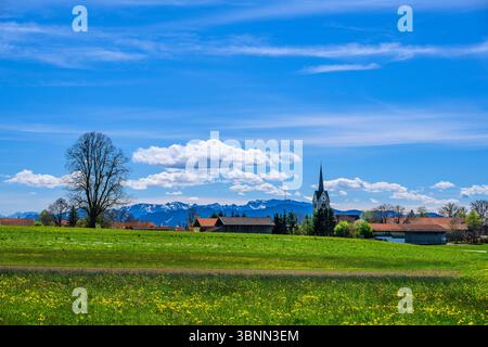 Allemagne, Bavière, Tölzer Land, Dietramszell, district Peretshofen, vue sur le village contre les contreforts des Alpes Banque D'Images