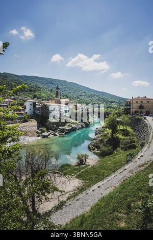 La municipalité slovène de Kanal ob Soci avec la petite ville de Kanal et le pont sur la rivière Soca turquoise. Banque D'Images