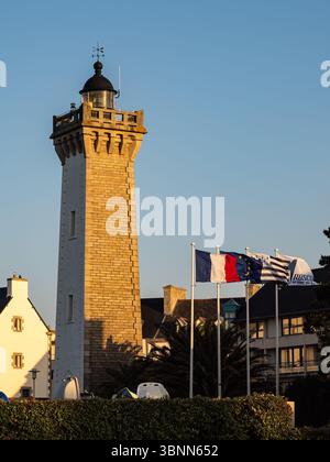 Roscoff, France – 19 mai 2025 : le phare du port de Roscoff, Bretagne, France, construit au début du XXe siècle, capturé au crépuscule avec la nation Banque D'Images