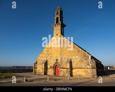 Camaret-sur-mer, France – 22 mai 2025 : chapelle notre-Dame-de-Rocamadour dans la presqu'île de Crozon, Bretagne, France, construite au XVIe siècle, illum Banque D'Images
