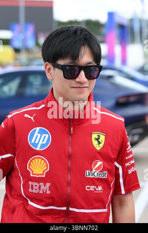 ROYAUME-UNI. 03 juillet 2025. Zhou Guanyu, pilote de réserve de Ferrari 2025, arrive pour le Grand Prix de Grande-Bretagne de formule 1 Qatar Airways sur le circuit de Silverstone à Towcester, en Angleterre, le 3 juillet 2024. (Photo par Jon Hobley | mi News/NurPhoto) crédit : NurPhoto SRL/Alamy Live News Banque D'Images