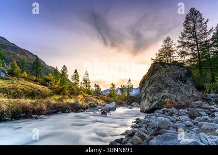 Europe, Suisse, Canton Valais, Lötschental, ambiance automnale le long de la rivière Lonza Banque D'Images