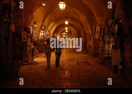 Vue panoramique de Jeruslame ville vendue du mont d'Oliver, juif de cementaire juif au cimetière juif, mont Sion, mur ouest, les gens priant au mur ouest, reconstruit le quartier des jewsish et crárdo ville de David, les gens dans la vie quotidienne à Jérusalem. Mosquée Al Aqsa et Temple Mount Mosaue à Jérusalem Israël Holyland septembre 3, 2007 Banque D'Images