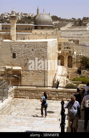 Vue panoramique de Jeruslame ville vendue du mont d'Oliver, juif de cementaire juif au cimetière juif, mont Sion, mur ouest, les gens priant au mur ouest, reconstruit le quartier des jewsish et crárdo ville de David, les gens dans la vie quotidienne à Jérusalem. Mosquée Al Aqsa et Temple Mount Mosaue à Jérusalem Israël Holyland septembre 3, 2007 Banque D'Images
