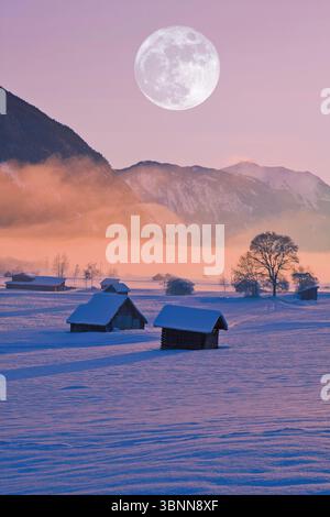 Atmosphère de pleine lune à Gurgltal près d'Imst, Tyrol Banque D'Images