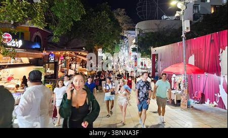 PLAYA DEL CARMEN, QUINTANA ROO, MEXIQUE : les foules de vacances de printemps aiment faire du shopping, manger et boire le long de Quinta Avenida à Playa Del Carmen. Banque D'Images