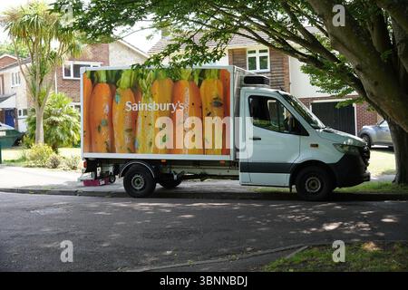 Fourgonnette de livraison à domicile de Sainsbury garée sur une route résidentielle à Southampton Royaume-Uni 13 juin 2025 - Service de livraison en épicerie Banque D'Images