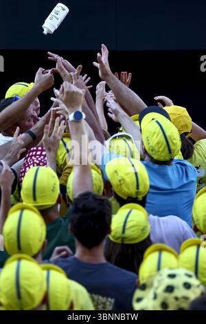 Lille, France. 03 juillet 2025. Fans photographiés lors de la présentation de l'équipe en prévision de la course cycliste du Tour de France 2025, à Lille, France, le jeudi 03 juillet 2025. La 112ème édition du Tour de France débute le samedi 5 juillet à Lille, France, et se terminera à Paris, France, le 27 juillet. BELGA PHOTO DAVID PINTENS crédit : Belga News Agency/Alamy Live News Banque D'Images
