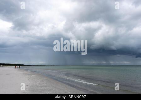 Des nuages de pluie épais et sombres se rassemblent au-dessus de la mer Baltique, Prerow, Mecklembourg-Poméranie occidentale, Allemagne Banque D'Images