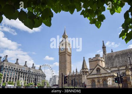 Londres, Royaume-Uni. 25 juin 2025. Vue de jour de la tour Elizabeth, populairement connue sous le nom de Big Ben. Crédit : Vuk Valcic/Alamy Banque D'Images