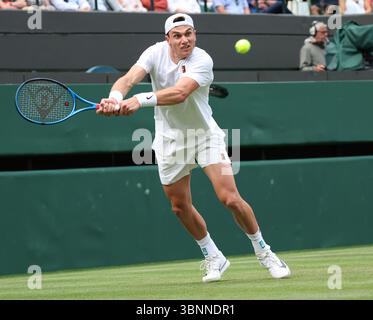 Londres, Royaume-Uni. 03 juillet 2025. Jack Draper de Grande-Bretagne joue un revers dans son match de deuxième tour contre le croate Marin Cilic le quatrième jour des Championnats de Wimbledon 2025 à Londres le jeudi 03 juin 2025. Photo de Hugo Philpott/UPI crédit : UPI/Alamy Live News Banque D'Images