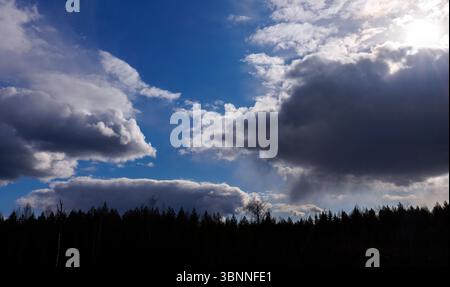 Nuages gris foncé de pluie et ciel bleu clair, Finlande Banque D'Images