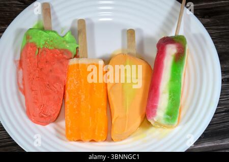 Barres de crème glacée faites de fruits et de saveurs mélangées, la barre de crème glacée est un dessert glacé avec de la crème glacée sur un bâton lait frais de mangue, pastèque, strawb Banque D'Images