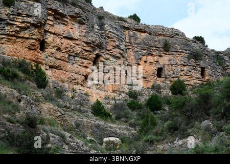 Aqueduc romain (fenêtres) à Barranco de los Burros. GEA de Albarracín, Teruel, Aragón, Espagne. Banque D'Images