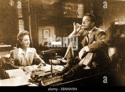 FILM - CINÉMA - HISTOIRE - Dorothy Lamour et Bob Hope dans une scène de 'They Got me Covered' (1943) - il était également connu sous les titres 'Washington Story' et 'The Washington angle'. Il met également en vedette Otto Preminger et Lenore Aubert et d'autres Banque D'Images