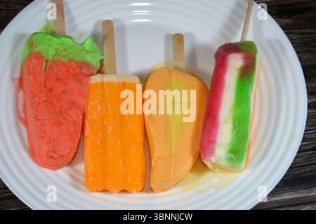 Barres de crème glacée faites de fruits et de saveurs mélangées, la barre de crème glacée est un dessert glacé avec de la crème glacée sur un bâton lait frais de mangue, pastèque, strawb Banque D'Images