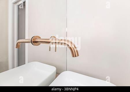 Le choix du matériau est fondamental pour définir le caractère de l'évier moderne Banque D'Images