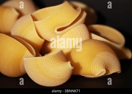 Pâtes italiennes Garofalo Lumaconi. pâtes lumaconi avec chemin de coupe et pleine profondeur de champ. Banque D'Images