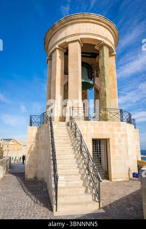 Sunlit Siege Bell War Memorial à la Valette, Malte Banque D'Images