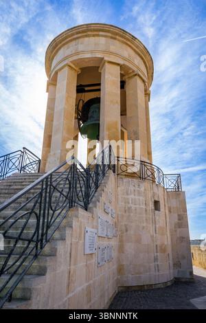 La Valette, Malte - 9 février 2024 : vue panoramique ensoleillée du Mémorial de guerre de Siege Bell à la Valette Banque D'Images