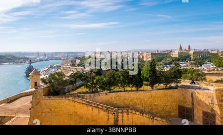 Vue panoramique sur le Grand Port et la ville de Floriana depuis les remparts de la Valette Banque D'Images