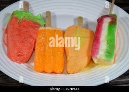 Barres de crème glacée faites de fruits et de saveurs mélangées, la barre de crème glacée est un dessert glacé avec de la crème glacée sur un bâton lait frais de mangue, pastèque, strawb Banque D'Images
