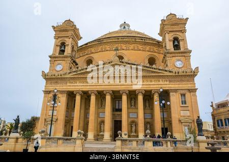 Mosta, Malte - 10 février 2024 : vue panoramique de la façade avant de l'église Rotonde de Mosta, la Basilique Sanctuaire de l'Assomption de notre-Dame Banque D'Images