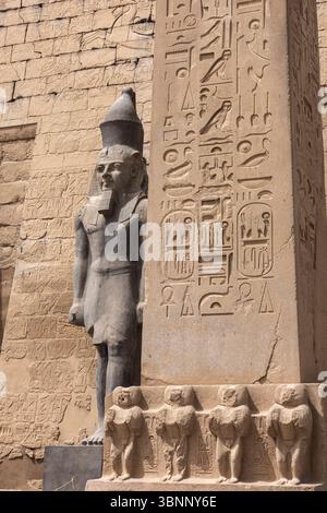 Temple de Louxor, premier pylône (porte de la tour), obélisque, statues colossales de pharaon, Louxor, Egypte, Afrique du Nord, Afrique Banque D'Images